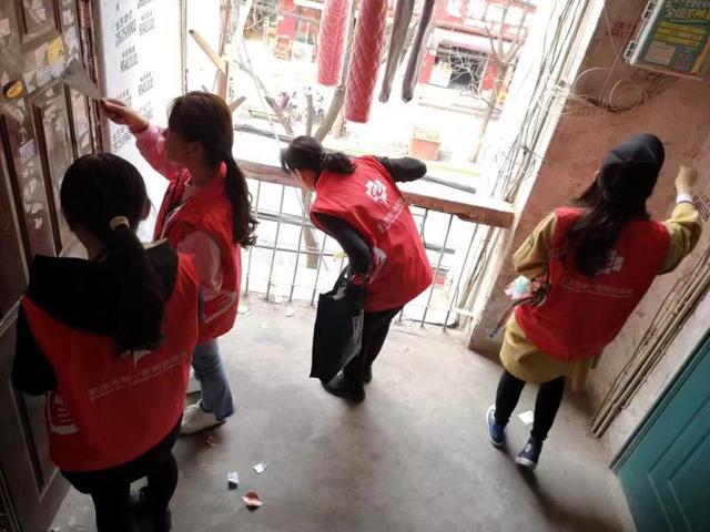 武汉市第一医院志愿者开展清洁家园迎军运活动