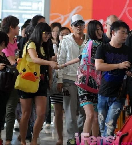  谢霆锋 现身上海机场  粉丝 手拉手保护偶像(图)_