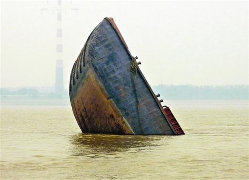 武汉白沙洲采砂船江中断裂后沉船 船上4人获救