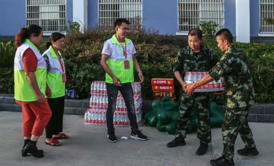 荆楚义工志愿服务队慰问江北农场监狱武警官兵