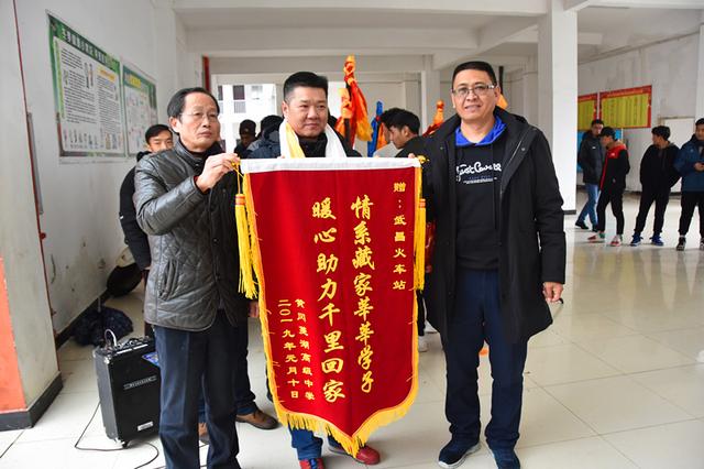 菱湖武昌老师高中师生藏族锦旗向湖北火车站工作人员献代表黄冈排名高中所有图片