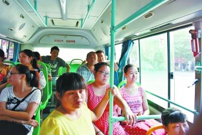 武汉部分公交夏季不开空调 车内变"桑拿房"