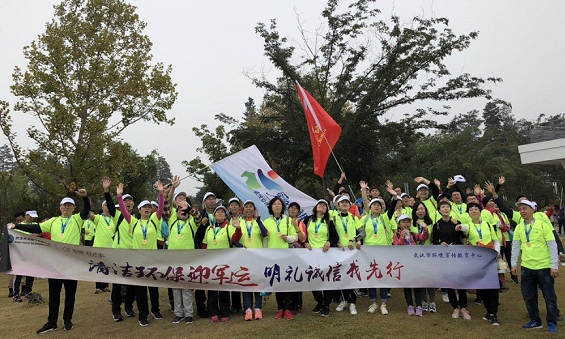 清洁环保迎军运 百余环保志愿者写下军运寄语