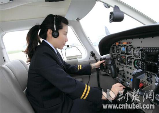 武汉女白领当飞行导师 年薪50万跟蓝天 约会
