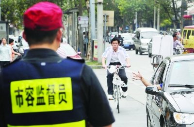 武汉市容监督员纠正私家车乱扔 拍摄取证难