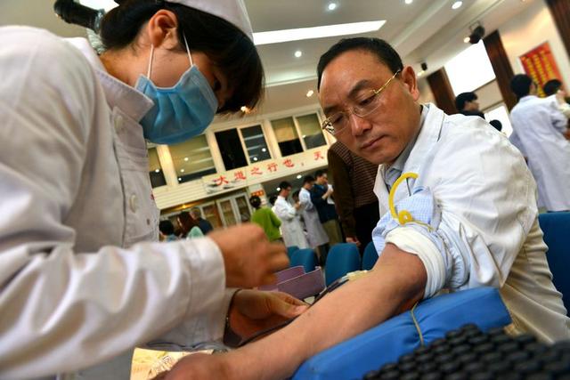 贯彻党的群众路线 百名党员医务工作者无偿献