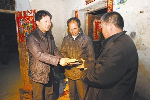 枣阳19岁青年王露露救人献身 关爱涌向英雄家