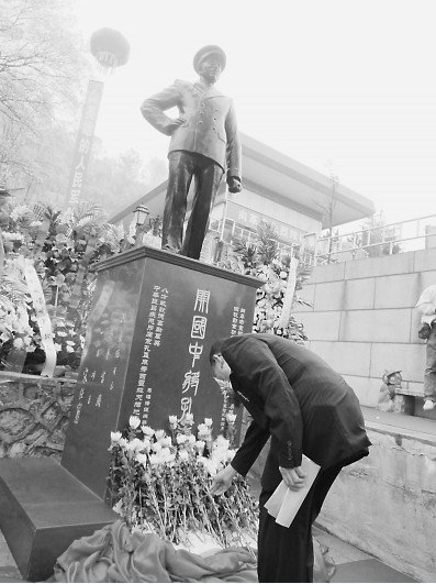 图文:孔子第73代后裔孔庆德将军铜像在武汉九