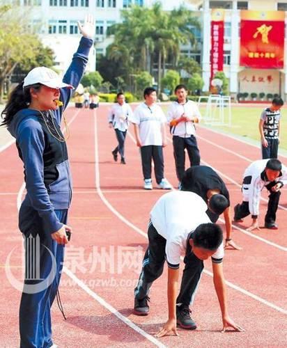 美女体育老师走红 收全国数百名男士情书表白_大楚网_腾讯网