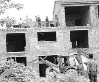 坟场半夜出现亮光怪叫声 城管捉鬼拆除违建房