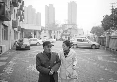 <em>女陪护</em>员传递关爱 教临终老人直面终点_大楚