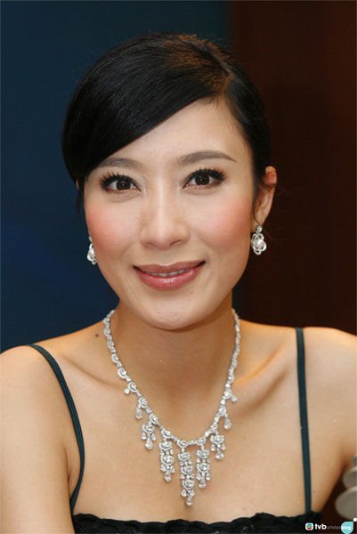 杨怡与演员蒋毅大秀亲热:戏里戏外他都听