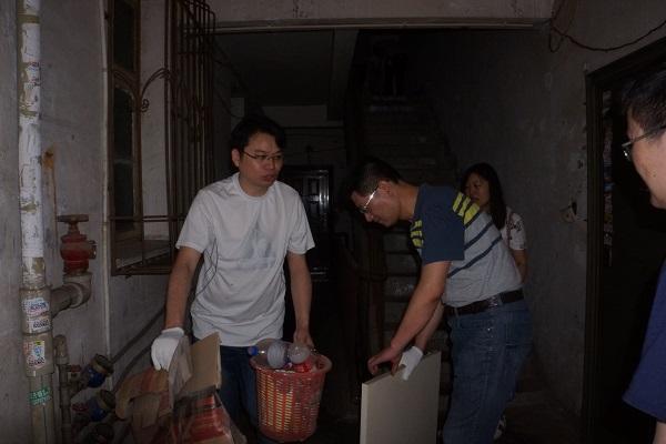 邮储银行湖北省分行党员志愿者走进社区服务群