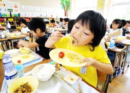 世界观察:日本学校食堂都做什么饭?