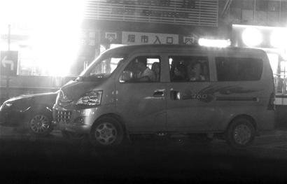 武昌火车站非法拉客乱象探访 黑的 守住打的口