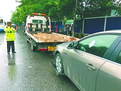 最严交通整治首日拖移扣车352台 查违章3756