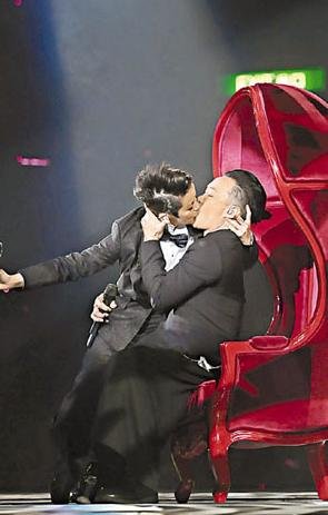 陈奕迅激吻何韵诗吓坏女儿 回应:早熟点好(图)