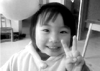 荆州女童被困死在车内 母亲得知噩耗愧疚流泪