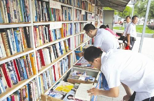 五一广场设免费书报亭 吸引市民感受阅读乐趣