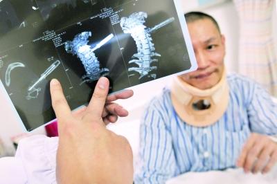 男子被螺丝刀插脖子不觉痛 离大动脉仅3毫米