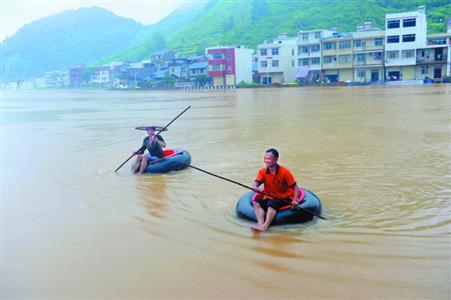保水库村子淹了也值！乐观灾民轮胎当船雨中捕鱼
