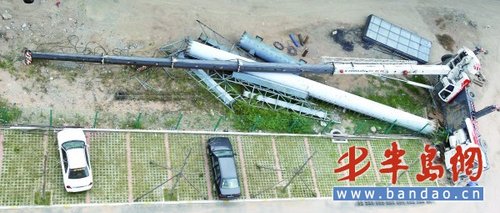 一个趔趄,吊车被高炮撂倒