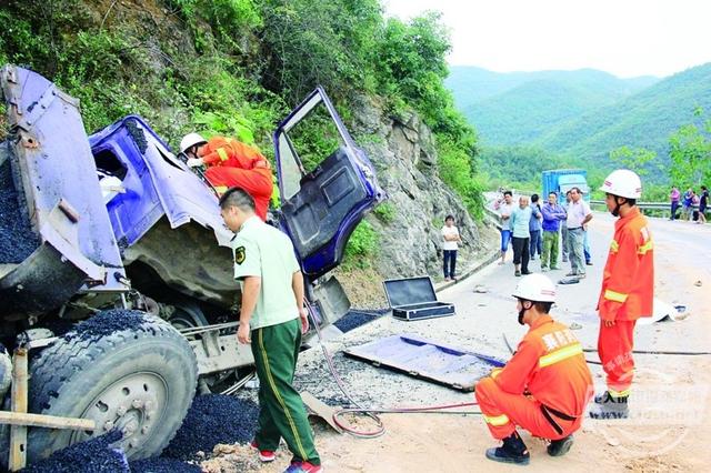 货车急弯下坡时失控 撞上摩托共致3人身亡