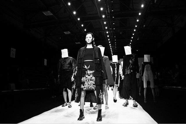 武汉高校模特赴京展时尚 学生走T台老师忙推介