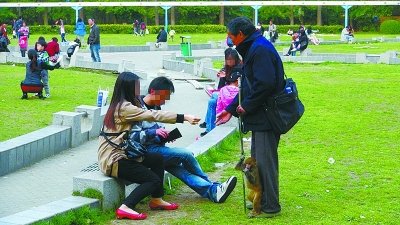 耍猴人中山公园内乞讨 猴子被训练敬礼作揖(图