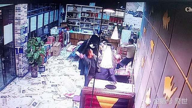 男子在餐馆抱怨服务员妻子晚归 被四名食客围