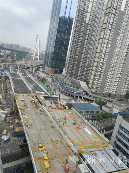 武汉首个跨轻轨高架桥合龙 或8月底通车