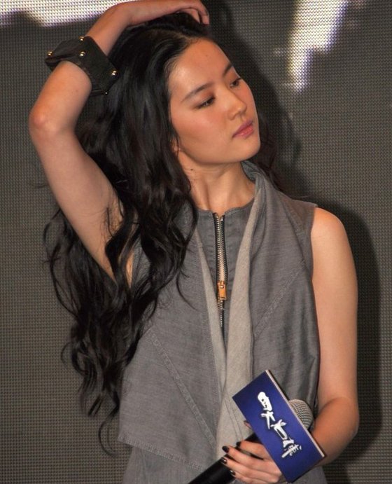 组图:刘亦菲透视裙露内裤 江一燕露背险走光_