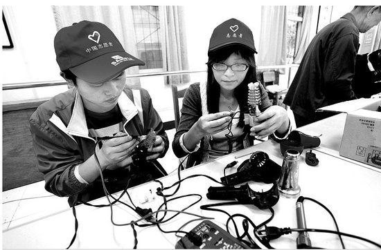 宜昌志愿者走进西陵区 为居民维修30多件小家电