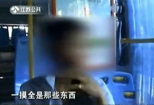 男人们可以注意下素质吗,南京一猥琐男公交车上自慰 体液喷在女子头上