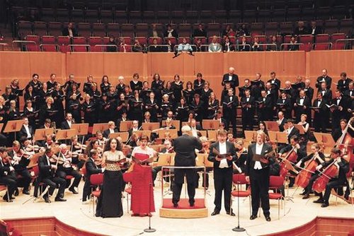 图文:世界顶级艺术家江城同台奏响新春乐曲_大