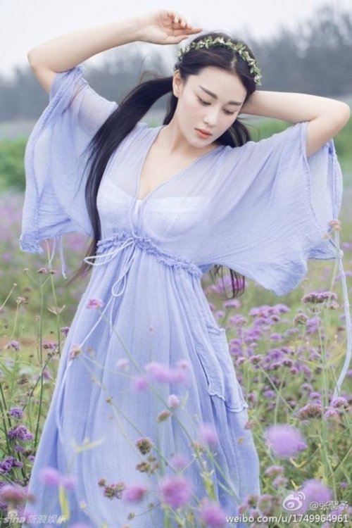 下面,<em>我们</em>就曝光<em>坏女人</em>张馨予的最新花海写真