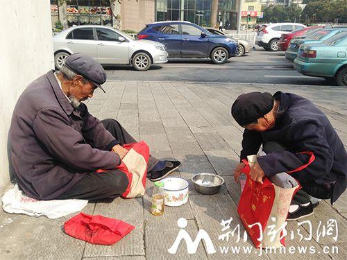 荆门街头现危险乞讨行为 要不到钱吐口水(图)
