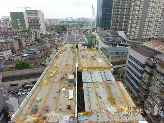 武汉首个跨轻轨高架桥合龙 或8月底通车