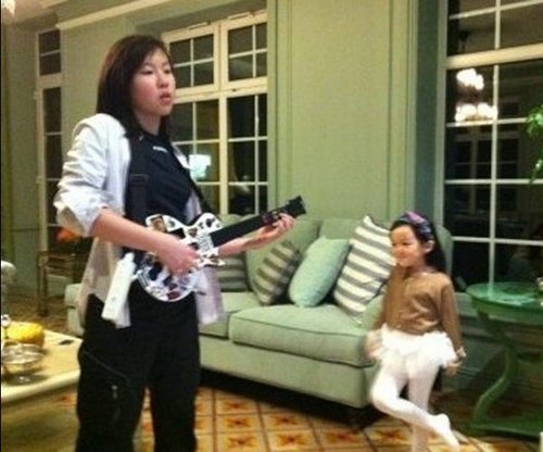  窦靖童 搂 李嫣 亲密照曝光 笑容灿烂感情要好(图