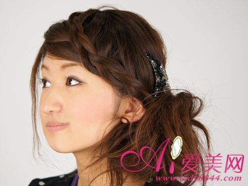 甜美侧扎花苞头 刘海编发巧修颜