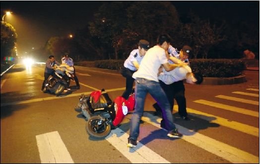 武汉疯狂单腿车手戴假肢 骑摩托街头狂飙100迈