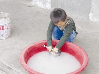 大冶一小学500余师生喊渴 用淘米水洗碗