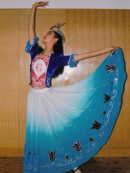 佟丽娅17岁清纯甜美旧照曝光 罕见舞蹈表演照
