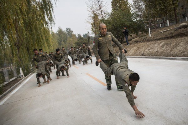 揭秘富商女保镖:长相多清秀端正 年薪30多万