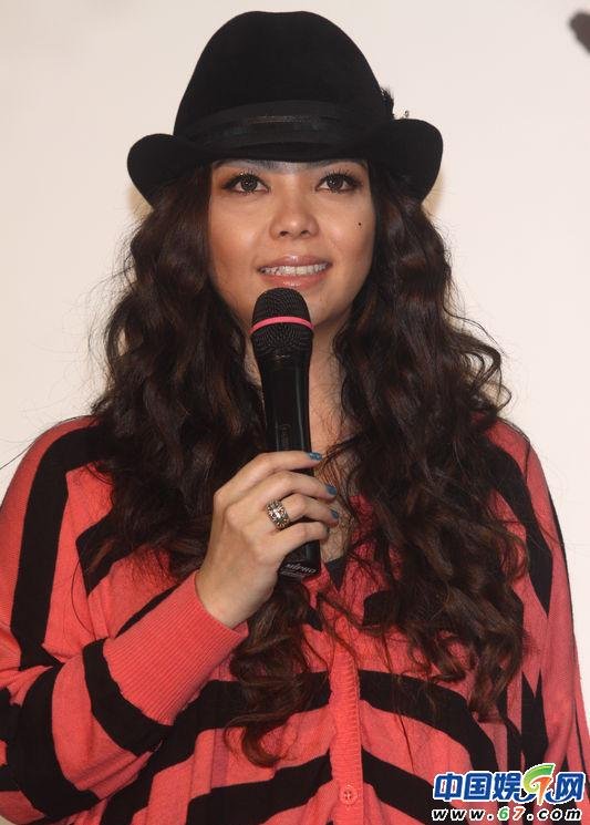 组图:张惠妹身体发福显老态 宽松衫亮相疑有孕