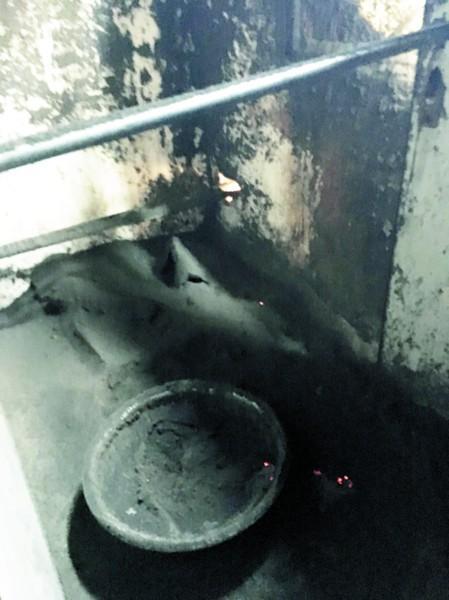 服装厂锅炉排烟量大 周边居民晾晒的白鞋变黑鞋