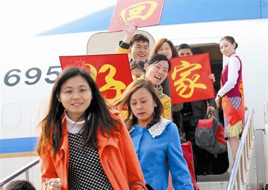 湖北首次包机接农民工返乡过年 全程享VIP待遇
