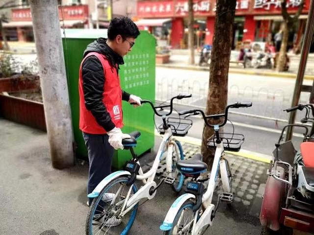 武汉市第一医院志愿者开展清洁家园迎军运活动