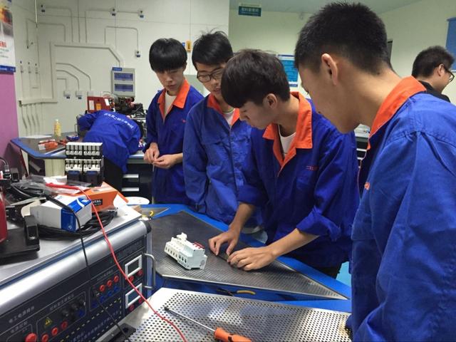 电工一体化教学工作室顺利通过验收投入使用