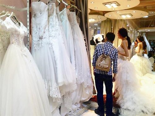 武汉新人流行买婚纱 花几百元可与明星同款